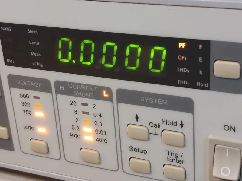 Digitalni merni instrument u FIDRA-inoj sopstvenoj laboratoriji, sa podešavanjima napona i strujnog šanta.